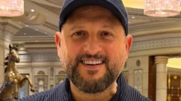 عماد زيادة يصل أولاً إلى حفل JOY Awards ويثني عليه كأقوى عربيًا